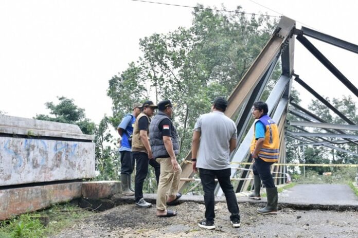Pemkab Pemalang ketika meninjau jembatan yang runtuh.