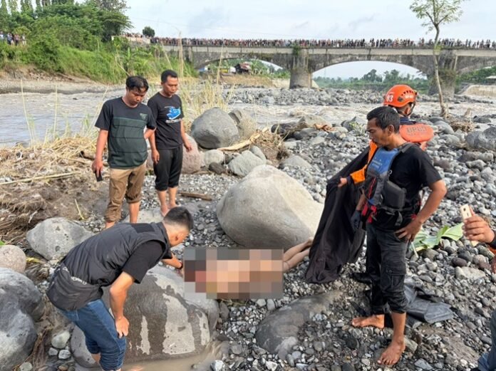 Personel Polres Tegal ketika menangani jenazah di sungai (Foto:ist)