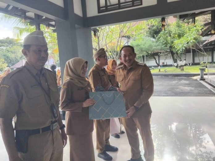 Bupati Karanganyar Rober Christanto menyerahkan SK dan cindera mata kepada pejabat lingkungan Setda yang alih tugas.