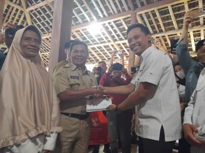 Ketua FJK Karanganyar Arga Diraksa menyerahkan bantuan sosial kepada warga terdampak bencana alam di Desa Wonokeling Kecamatan Jatiyoso.