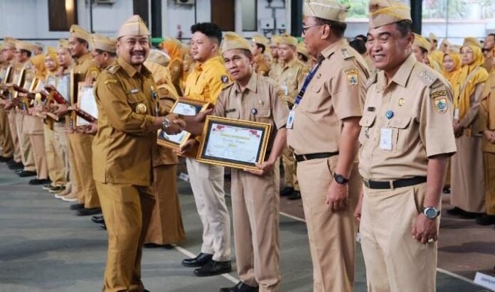 Bupati Pemalang ketika apel pagi dengan ASN (Foto:ist)