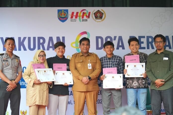 Wakil Bupati Tegal Ahmad Kholid (tengah) berfoto bersama wartawan Tegal