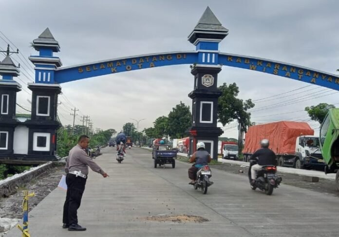 Petugas ketika lakukan olah TKP kecelakaan