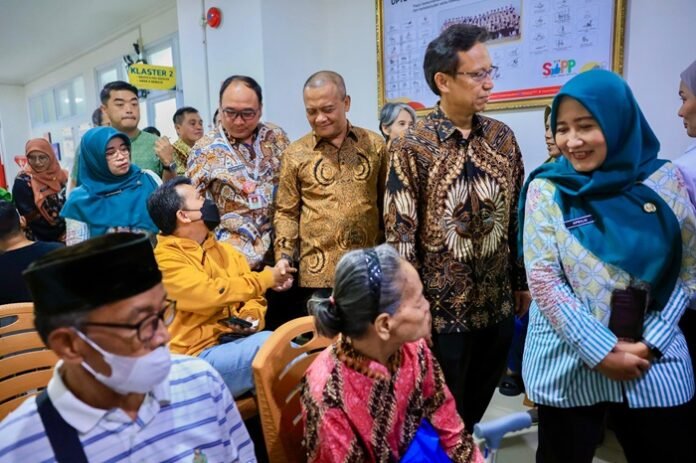 Gubernur Jateng Ahmad Luthfi mendampingi Menteri Kesehatan Budi Gunadi Sadikin meninjau pelaksanaan Cek Kesehatan Gratis di Puskesmas Pandanaran, Kota Semarang,