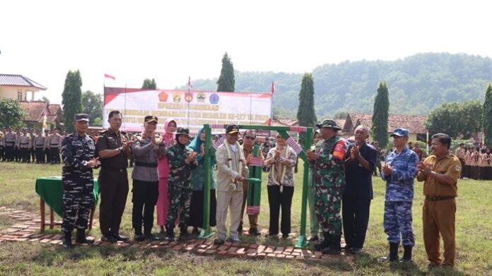 Wakil Bupati Brebes ketika membuka TMMD reguler