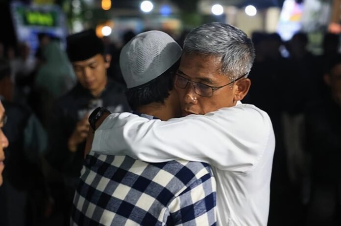 Sekda Jateng Sumarno dan ayahanda almarhum Yazid pendaki hilang