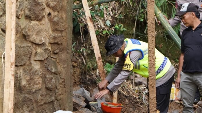 Kapolres Karanganyar AKBP Arman Sahti melakukan peletakan batu pertama pembangunan jembatan.