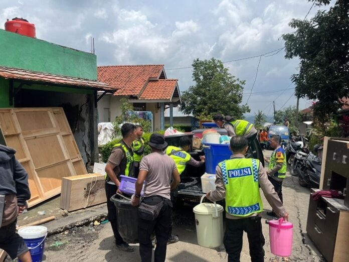 Personel Polres Tegal ketika evakuasi warga