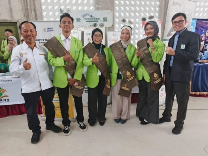 Tim Humas dan Admisi UIN Walisongo Semarang hadir menyapa ratusan siswa dalam gelaran Education Fair 2026 yang diselenggarakan di Gedung Serba Guna MAN Temanggung pada Selasa (10/02/2026). (Foto : Dok UIN Walisongo)