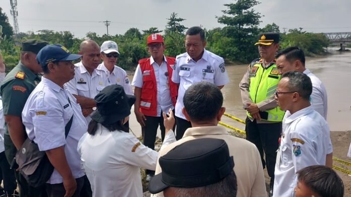 Sekda Tegal ketika tinjau tanggul jebol