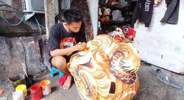 Proses pembuatan barongsai milik Candra Wiro Utomo
