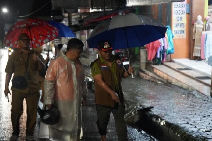 Bupati Tegal Ischak Maulana Rohman saat tinjau lokasi