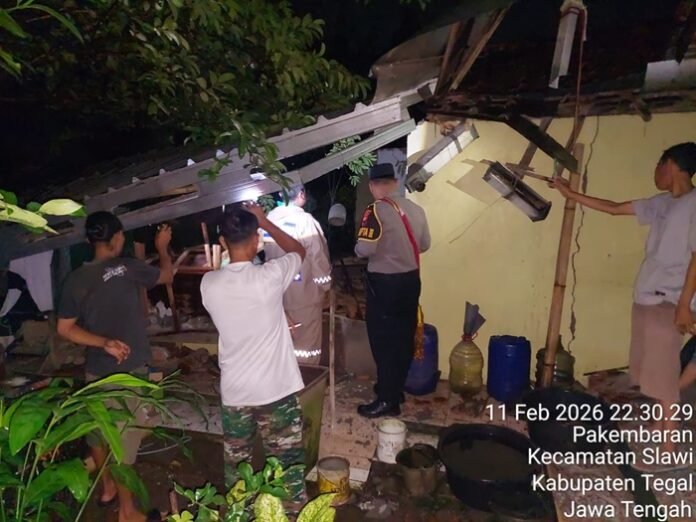 Personel gabungan ketika evakuasi rumah ambruk