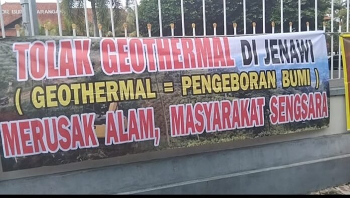 Spanduk penolakan proyek Geothermal terpasang di pagar depan Kantor Bupati Karanganyar.
