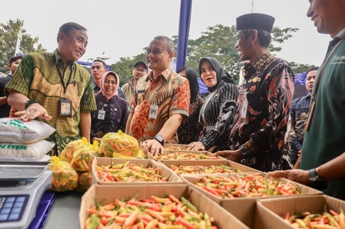 Gubernur Jateng Ahmad Luthfi saat meninjau GPM di halaman Kantor TVRI Jawa Tengah, Semarang, Jumat