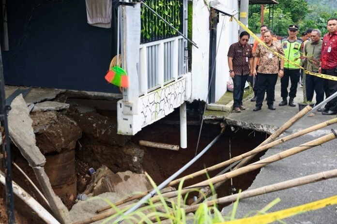 Gubernur Jateng Ahmad Luthfi ketika meninjau tanah amblas di Ungaran Timur