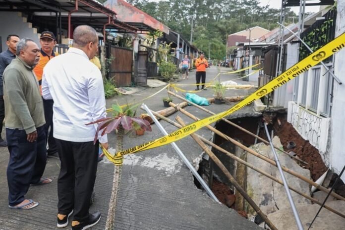 Gubernur Jateng Ahmad Luthfi ketika meninjau tanah amblas di Ungaran Timur