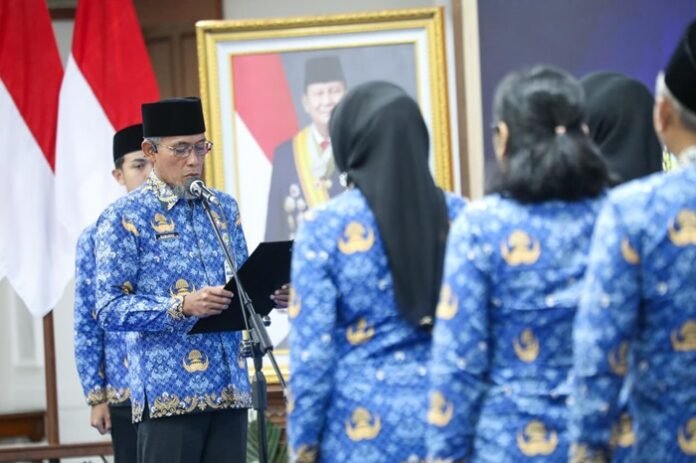 Sekda Jateng Sumarno ketika melantik Dewan Pengurus Korpri Unit Provinsi Jawa Tengah Periode 2026–2031 di Gedung Gradhika Bhakti Praja, Semarang, Jumat