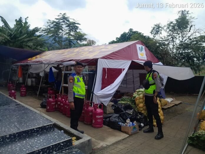 Personel Polres Tegal patroli di pengungsian tanah gerak