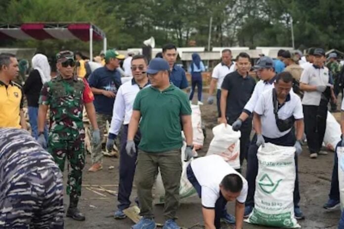 Bupati Tegal ketika memimpin aksi bersih bersih pantai