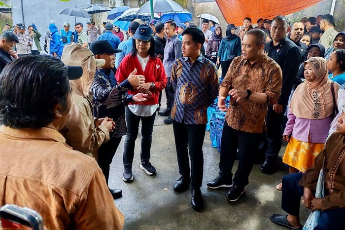 Wapres Gibran dan Gubernur Jateng Ahmad Luthfi ketika tinjau tanah gerak di Kampung Sekip Jangli Semarang Wapres Gibran dan Gubernur Jateng Ahmad Luthfi ketika tinjau tanah gerak di Kampung Sekip Jangli Semarang