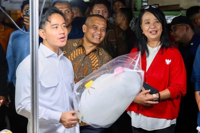 Gubernur Jateng Ahmad Luthfi dan Wapres Gibran di Pasar Imlek Semawis