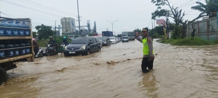 Kapolsek Genuk, Kompol Rismanto, saat di lokasi banjir Genuk, Kota Semarang, Senin (16/2/2026).