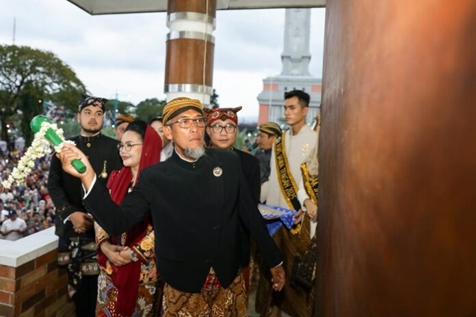 Sekda Jateng Sumarno ketika membuka kirab dugderan