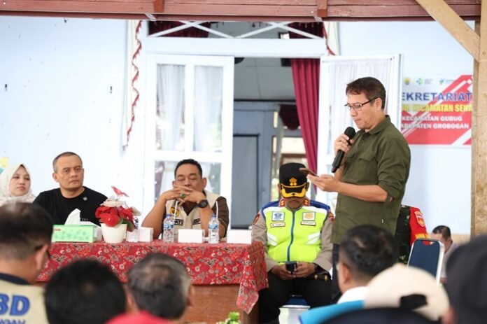 Kepala Distanak Jateng, Defransisco Dasilva Tavares ketika berikan penjelasan ke Gubernur Jateng Ahmad Luthfi