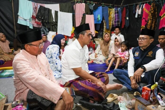 Wakil Gubernur Jateng Taj Yasin Maimoen ketika meninjau pengungsi tanah gerak di Tegal