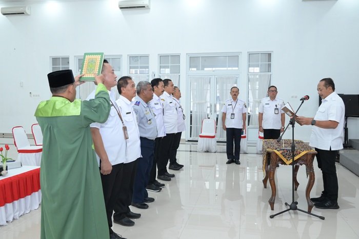 Bupati Karanganyar Rober Christanto melantik enam pejabat eselon dua Pemkab setempat Bupati Karanganyar Rober Christanto melantik enam pejabat eselon dua Pemkab setempat.