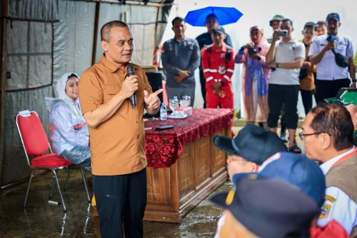 Gubernur Jateng Ahmad Luthfi saat meninjau lokasi pengungsian dan memimpin rapat penanganan di Pondok Pesantren Bahrul Qur’an Al Munawir, Desa Sridadi, Kecamatan Sirampog, Rabu (18/2/2026).