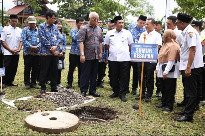 Wakil Gubernur Jawa Tengah, Taj Yasin Maimoen saat meninjau pembangunan sumur resapan di Desa Gondosari, Kecamatan Gebog, Kabupaten Kudus, Rabu (18/2/2026).