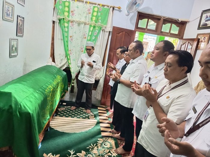 Bupati Karanganyar Rober Christanto ketika melayat di rumah duka Bupati Karanganyar Rober Christanto ketika melayat di rumah duka