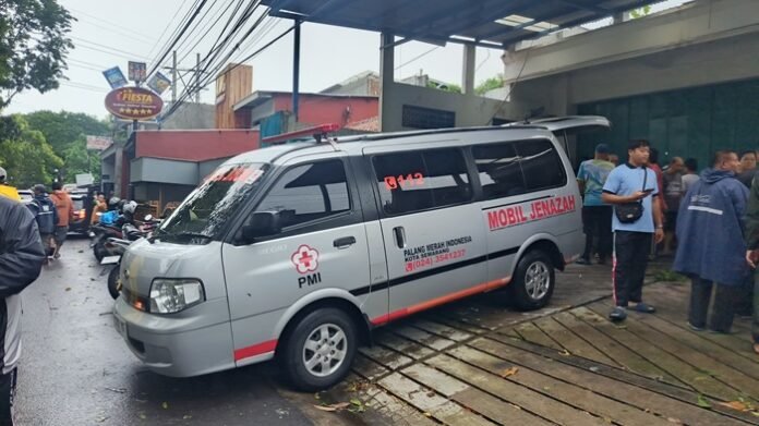Ambulans ketika evakuasi korban yang tertimpa pohon karena angin kencang