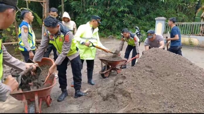 Polres Pemalang bersama warga membangun jembatan