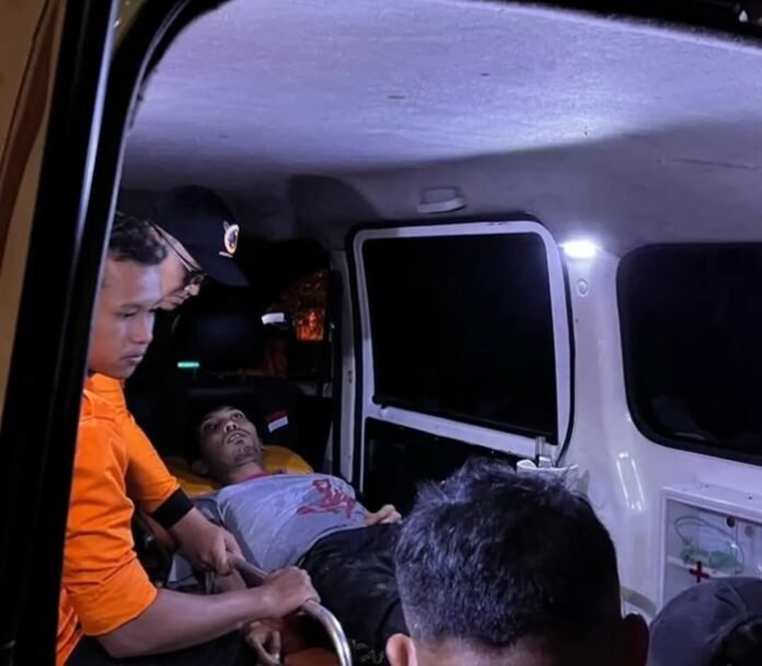 Korban ketika dievakuasi oleh petugas gabungan