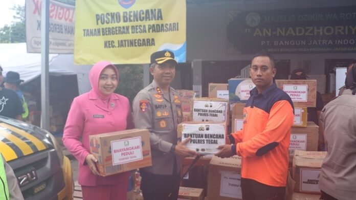 Kapolres Tegal ketika berikan bansos