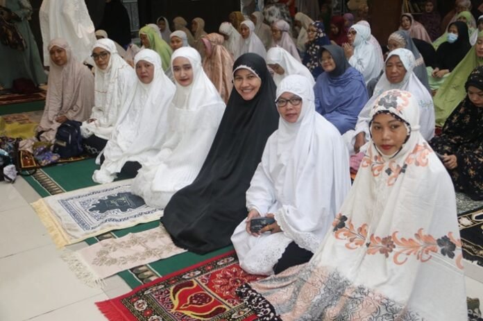 Wakil Wali Kota Tegal ketika salat tarawih perdana