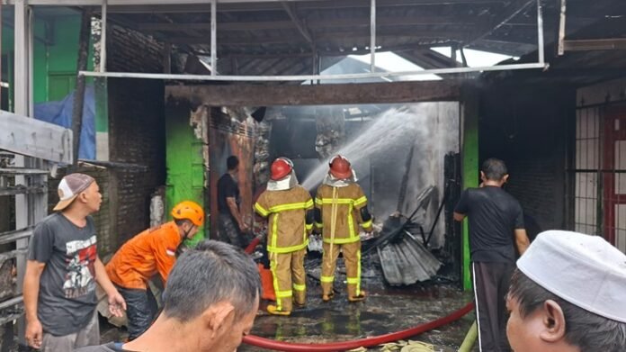 Petugas gabungan ketika lakukan pemadaman di lokasi