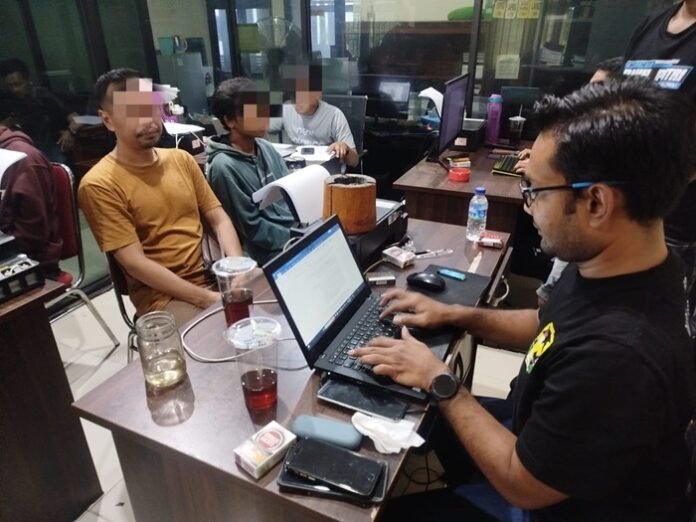 Petugas ketika lakukan penyelidikan kepada tiga tersangka pengguna sabu