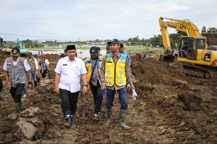 Wakil Gubernur Jawa Tengah, Taj Yasin Maimoen meninjau tanggul Sungai Tuntang yang jebol di Desa Tinanding, Godong, Kabupaten Grobogan.