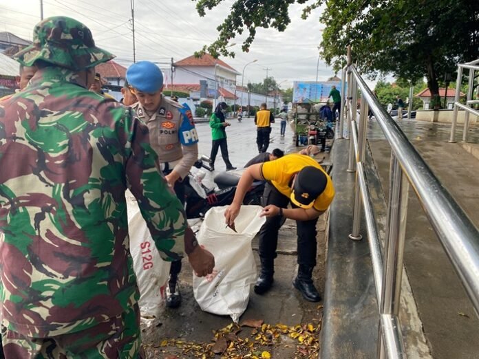 TNI Polri dan Pemkab ketika kerja bakti