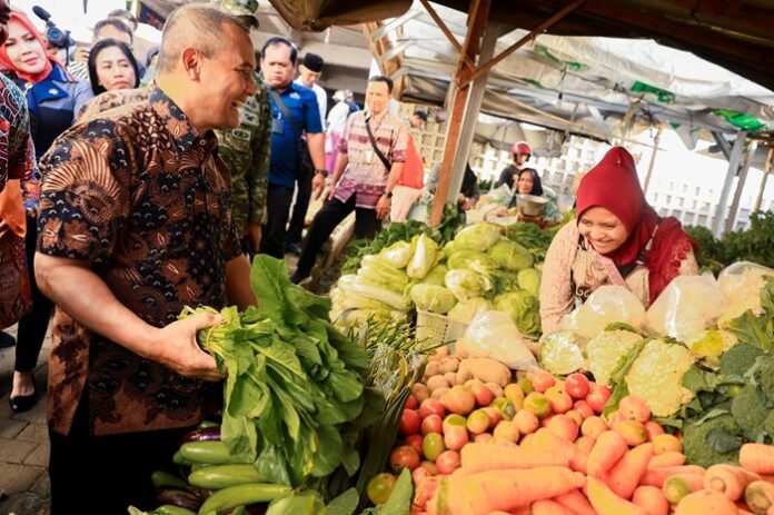 Gubernur Jateng Ahmad Luthfi ketika meninjau Pasar Projo Ambarawa Kab Semarang