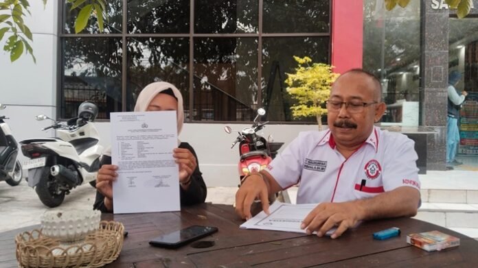 Bambang S didampingi kliennya R saat memberikan keterangan kepada wartawan.