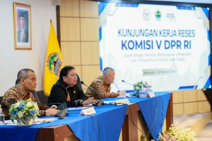 Gubernur Jateng Ahmad Luthfi ketika rapat bersama Komisi V DPR RI dan Kemenhub