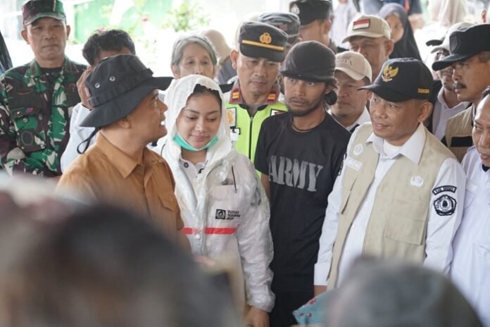 Gubernur Jateng dan Bupati Brebes ketika meninjau korban tanah gerak