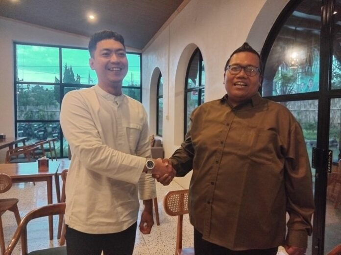 Manager Umum The Lawu Group Achnad Ridho bersama perwakilan Hajar Aswad Tour and Travel, Reza Mahendra.