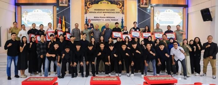 Gubernur Jateng Ahmad Luthfi ketika hadiri pemberian tali asih atlet taekwondo berprestasi di Gedung PGRI, Kompleks GOR Wujil Ungaran, Kabupaten Semarang,