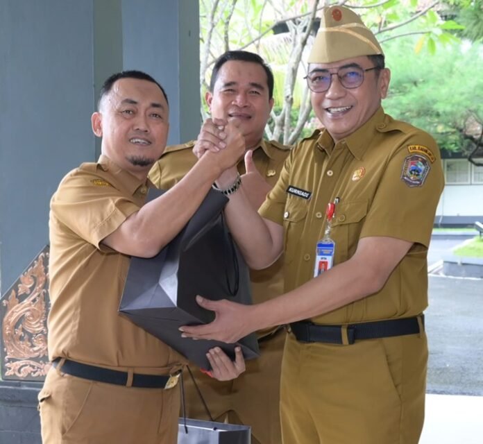 Sekda Pemkab Karanganyar Kurniadi Maulato memberikan cinderamata kepada pejabat yang melaksanakan alih tugas.